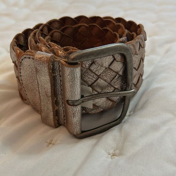 Fossil, metallic, weave leather belt with silver metallic sheen. - Picture 4 of 9